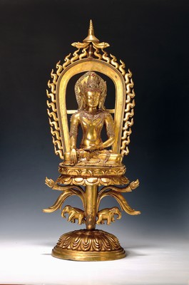 Altarskulptur des Tathagata Akshobhya auf hohem Lotus, Nepal, wohl um 1900, Kupferlegierung feuervergoldet, mehrteilig, separate Aureole, ...