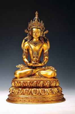 Sitzender Buddha des langen Lebens - Amitayus, Nepal, 20. Jh.,, Kupferlegierung, feuervergoldet, er erscheint als ein Aspekt des Tathagata Amitabha, ...