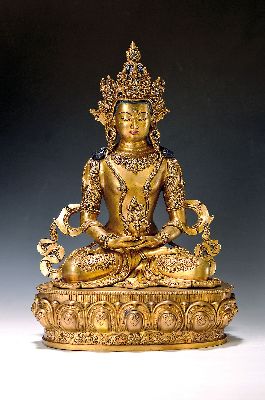 Sitzender Buddha des langen Lebens - Amitayus, Nepal, 2.Hälfte 20. Jh., Kupferlegierung feuervergoldet, er erscheint als ein Aspekt des Tathagata ...