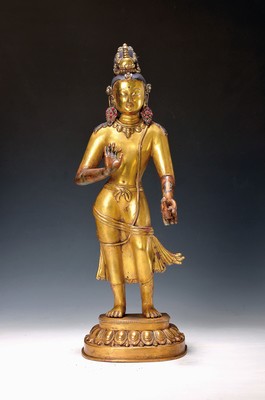 Altarskulptur des Buddha der Zukunft - Maitreya, Nepal, Ende 19. Jh., feuervergoldete Kupferbronze (beide Arme unvergoldet), in der linken Hand eine ...
