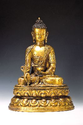 Medizinbuddha Bhaishayaguru, Nepal, 20.Jh., Kupferlegierung, feuervergoldet, Sockel u. Attribute, getrennt gegossen, in der rechten Hand hält er in ...
