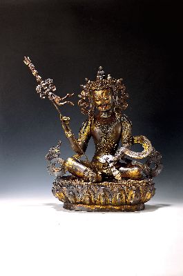 Altarskulptur des "Kostbaren Guru - Padmasambhava, Begründer der Rnying-ma - Tradition, Nepal, 20.Jh., Kupferlegierung, teilweise getrieben, ...
