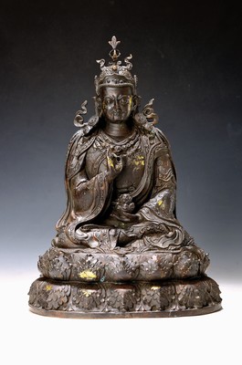 Altarskulptur, des "Kostbaren Guru, Padmasambhava", Nepal, 20. Jh., vergoldete Bronze, im bhutanischen Stil, die linke Hand hält die ...