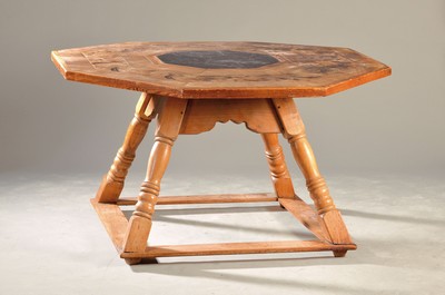 Großer Bauerntisch, Montafon, 18./19. Jh., Fichtenholzgestell/Fuß, Beine teilweise erneuert, achteckige Platte mit Nussbaumfurnier, ca. 75 x 134 x ...
