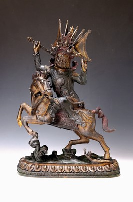 Große Skulptur des Gesa, Nepal, 2.Hälfte 20. Jh., Bronze, teilweise vergoldet, Pigmente, epischer König von Tibet auf einem Pferd reitend, H. 41 ...