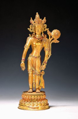 Bodhisattva Padmapani - "Der Lotusträger", Nepal, Ende 20. Jh., Kupferlegierung vergoldet, stehend, die rechte Hand zeigt die ...