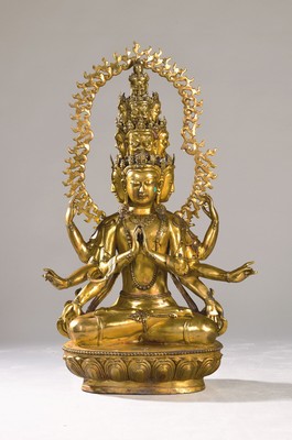 Große Altarskulptur des elfgesichigen, achtarmigen Ekadashamukha Avalokiteshvara, China, 20.Jh., Messing, sitzend auf einem Lotos, am Rücken ...