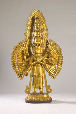 Große Altarskulptur des elfgesichtigen, Avalokiteshvara, China, 20. Jh., Messing, 48 Arme, separater Lotussockel u. aufgesteckter Nimbus, (am ...