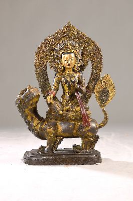 Altarskulptur des Sita-Vahana-Manjushri, China, 20. Jh., Bronze, vergoldet, auf einem Löwen reitend, teilweise Pigmente, H. 78cm, 24.7 g