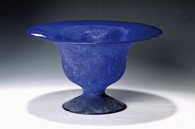 Große Fußschale, Murano Italien, 1980er Jahre, mundgeblasenes blaues Glas mit hell- und dunkelblauen Einschmelzungen, außen in scavo Technik ...