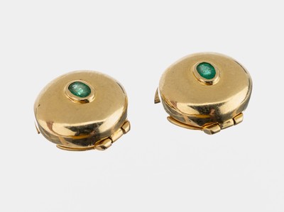 Paar 14 kt Gold Smaragd-Knopfverzierungen, GG 585/000, mittig je 1 ovalfacett. Smaragd, D. ca. 1.5 cm, ca. 5.5 g