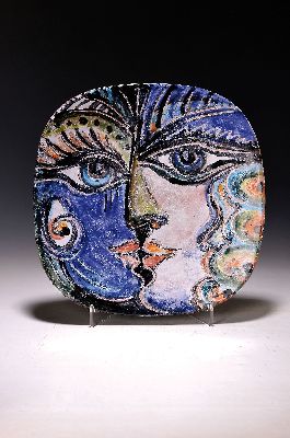 Irmgard Böhmer-Saal, geb. 1950 Speyer, Les amoureuses deuxm, Wandteller der Karlsruher Majolika, rückseitig betitelt und signiert, ca. 31x31cm