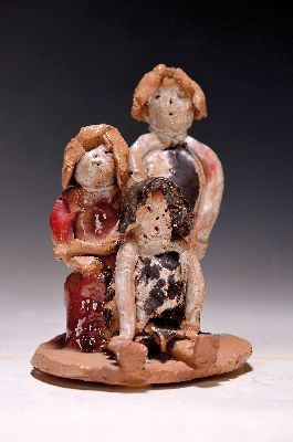 Heinz Friedrich, 1924-2018 Schwetzingen, Keramikskulptur dreier Figuren, schwarz, weiß und rot glasiert, am Boden gewidmet und sign., H. ca. 14cm