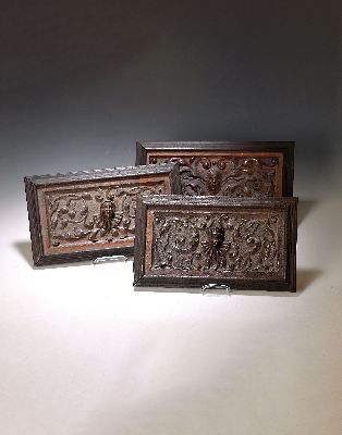 7 Renaissance-Schnitzereien, 16./17. Jahrhundert, Eiche, Köpfe/Maskeronen von Ranken eingerahmt, Kassetten aus einem Zusammenhang, aus dem Vollholz ...