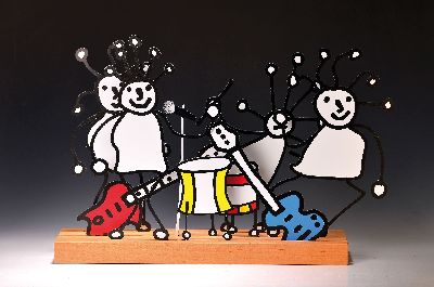 Paul Kostabi, geb. 1962, SPRKL Family Band, Skulptur mit 9 Aluminiumteilen, die frei in den Holzsockel eingesteckt werden können, aus dem Jahr 2015, ...