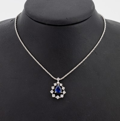 14 kt Gold Saphir-Brillant-Anhänger, WG 585/000, 1 facett. Saphir-Tropfen ca. 1.84 ct, 11 Brillanten zus. ca. 0.64 ct Weiß/si, an Kette WG ...
