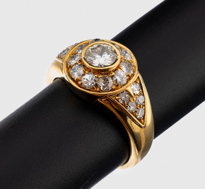 18 kt Gold Brillant-Ring, GG 750/000, Mittelstein ca. 0.75 ct get.Weiß/vsi, 20 Altschliffdiamanten zus. ca. 1.20 ct Weiß/si- p, ca. 9.6 g, RW 63