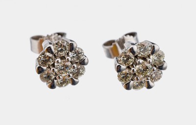 Paar 14 kt Gold Brillant-Ohrstecker, WG 585/000, 14 Brillanten zus. ca. 1.0 ct Weiß- light yellow/si, ca. 3.1 g