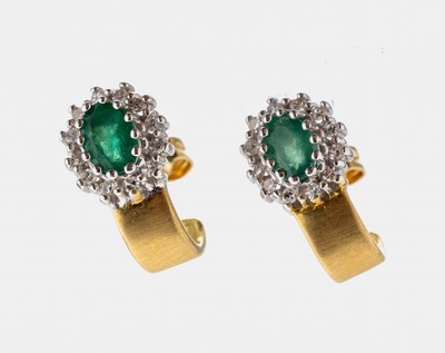 Paar 18 kt Gold Smaragd-Diamant-Ohrstecker, GG 750/000, 2 ovalfacett. Smaragde zus. ca. 0.40 ct, 24 8/8-Diamanten zus. ca. 0.12 ct Weiß/p, ca. 4.0 g