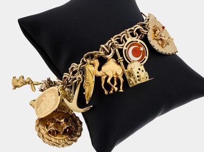 14 kt Gold Bettelarmband, GG 585/000, mit 17 bewegl. Abhängungen in div. Goldlegierungenvon 8 bis 18 kt, u.a. Hase, Kamel, Schuh, Kalender, Delfin, ...