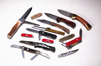 Großes Konvolut Taschenmesser, verschiedene Hersteller, u.a. Victorinox, Böker, Mikov Predator Hirschhorn Jagdmesser; Fantoni KnivesT. Rumici; ...