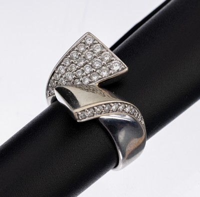 18 kt Gold Brillant-Ring, WG 750/000, 35 Brillanten zus. ca. 0.50 ct Weiß-l.get. Weiß/si, ca. 11.1 g, RW 52, neue Rhod. empfohlen