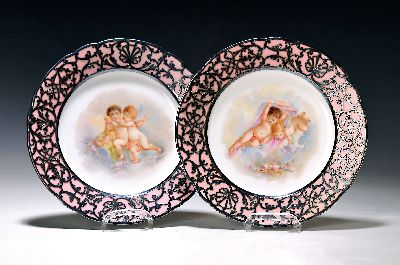 Zwei Teller, Sevres, Chateau de Versailles, 2.Hälfte 19. Jh., Fahne rosefarben staffiert mit Silberauflage/Silveroverlay, mittig mit spielenden ...