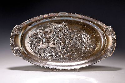 Reliefplatte, deutsch, WMF, um 1900, Metall versilbert (berieben), reliefierte Darstellung Siegfried tötet den Drachen, Seiten mit angedeutetem ...