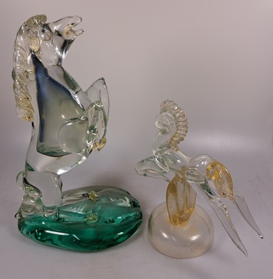 2 Glasskulpturen Pferde, Ermanno Nason für Cenedese, Murano, 1963-72, kleines Pferd mit Goldaufpuderung H. 21 cm; aufgerichtetes Pferd auf ...