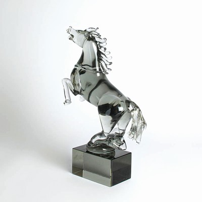 Zwei Glasskulpturen Pferde, Ermanno Nason für Cenedese, Murano, 1963-72, Türkis- bzw. rauchfarbenes Glas, scheuendes Pferd auf rechteckigem Sockel ...