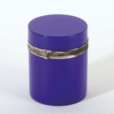 4 Opalglasdosen des Art Deco, Frankreich, 1. Hälfte 20.Jh., dunkelblaue zylinderförmige Dose H. 12 cm; truhenförmige Dose in transluzidem Blau H. ...