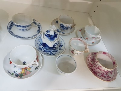14 Teile Porzellan, Meissen, 20. Jh., 5 Mokkatassen mit Untertassen in den Dekoren Kakiemon, gestreute Blümchen, Indisch purpur, blaue ...
