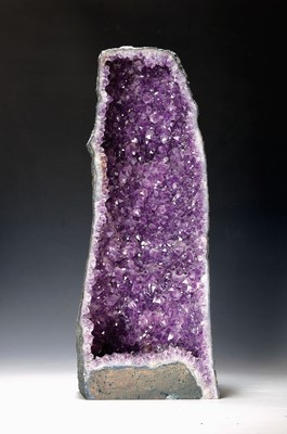 Große Amethyst-Druse, wohl Brasilien, geschliffene Front mit weisser Calcit-Rahmung, inneres mit kräftig lavendelfarbenen Amethyst-Kristallen, ...