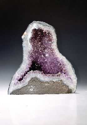 Amethyst-Druse, wohl Brasilien, geschliffeneFront mit weisser Calcit-Rahmung, inneres mit kräftig lavendelfarbenen Amethyst-Kristallen, guter ...