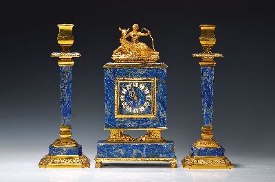 Tischuhr mit zwei Kerzenleuchter Beistellern, Schweiz um 1920/30, elegantes Lapislazuli-Gehäuse mit vergoldeten Silbermonturen, vollplastische ...