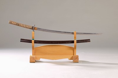 Katana, Japan, 19. Jh., Eisentsuba mit kleinem Goldpiqué, Griff mit Rochenhaut, zwei fein ausgearbeitete Menukis, Fuchi und Kashira Bronze mit ...