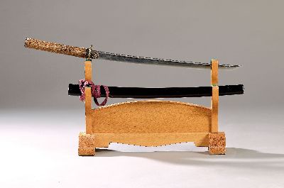Katana, Japan, 19. Jh., Bronze-Tsuba mit Wolkenrelief, Fuchi und Kashira Bronze, 2 Menukis, Klinge gekürzt, Griff mit Rochenhaut und Wicklung, ...