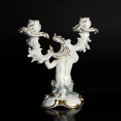 Figurenleuchter, Hutschenreuther, Kunstabteilung Selb, Entw. Karl Tutter, Porzellan, Goldstaffage, Putto doppelten Leuchterarm tragend, am Boden ...