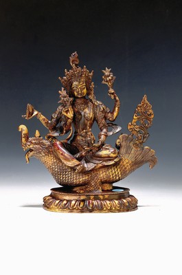 Vierarmige Göttin auf Makara reitend, Nepal, 20.Jh., Kupferlegierung, Reste von Vergoldung, H. 27 cm