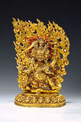 Chaturmukha-Mahakala, China, um 1950/60, Messing vergoldet, vier Köpfe und Attribute, Schwert, Keule, Sichelmesser und Schädelschale, er steht ...