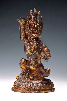 Dämon mit Hörnern, China, 20. Jh., Bronze, Dämon sitzt auf einem Schwein, H. ca. 23 cm, ca. 1.1 kg, Reste von Vergoldung