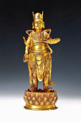 Bronzefigur/Kriegsgott, China, Ende 20. Jh., Bronze, vergoldet, auf Lotussockel stehend, H. ca. 28 cm, ca. 1.2 kg