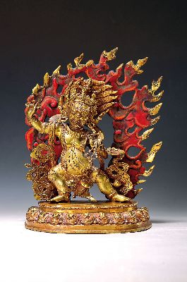 Vajrapani, Nepal, Ende 20.Jh., "der zornvolle Bodhisattva der Kraft", Kupferlegierung vergoldet, Aureole teilweise rot bemalt, H. 32.5 cm