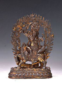 Palden Lhamo auf Maultier, Nepal wohl 20.Jh. , Kupferlegierung vergoldet, über den Blutsee seiner Feinde reitend, mit Schädelkeule und ...