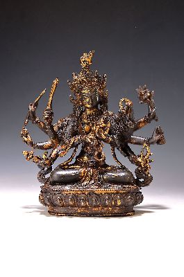 Pancaraksha, weibliche Gottheit mit 10 Armen, Nepal, 20. Jh., Kupferlegierung vergoldet, Bodhisattvakrone und Attribute in den Händen, H. ca. 22cm, ...
