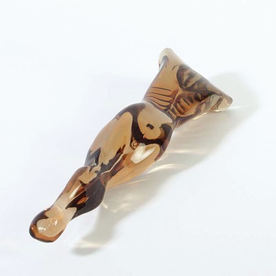 Glasskulptur Corpus Christi, Ermanno Nason für Cenedese, Murano, 1963-72, honigfarben getöntes Glas, fragmentarischer Leib Christi, H. 37 cm