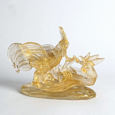 Glasskulptur Hähne, Ermanno Nason für Cenedese, Murano, 1963-72, farbloses Glas, dichte Goldaufpuderung, Paar kämpfende Hähne, H. 20 cm