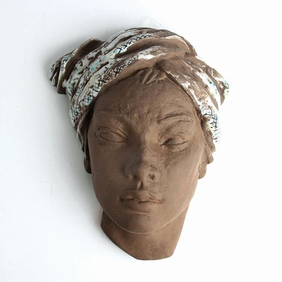 Zwei Wandmasken, Lore Friedrich-Gronau & Gertrud Woltershoff, Karlsruher Majolika, brauner Ton, partiell farbig glasiert, Pressmarke, H. 21 cm