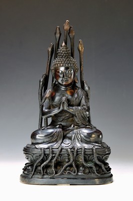 Gautama Buddha, China 20. Jh., silberhaltige Bronze, partiell vergoldet, beschützt von sieben Schlangen während der Meditation, H. 32 cm