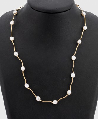 14 kt Gold Akoyazuchtperl-Kette, GG 585/000, 16 Akojazuchtperlen D. ca. 5.7 mm im Wechsel mit wellenförmigen Gold Elementen, L. ca. 42 bis 52.5 cm, ...